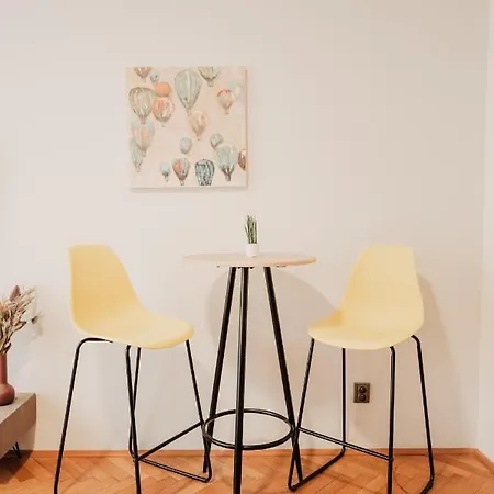 Elegant Studio, 400m From The Square Apartman *