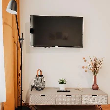 Elegant Studio, 400m From The Square Daire *